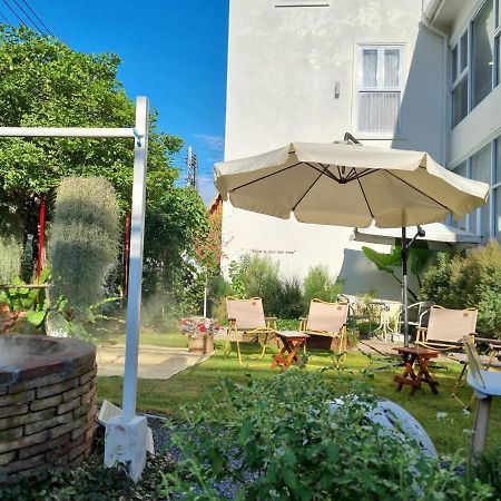 Bloomin' Moon Hostel & Cafe, Chiang Mai Old Town Екстериор снимка
