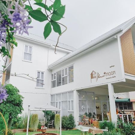 Bloomin' Moon Hostel & Cafe, Chiang Mai Old Town Екстериор снимка