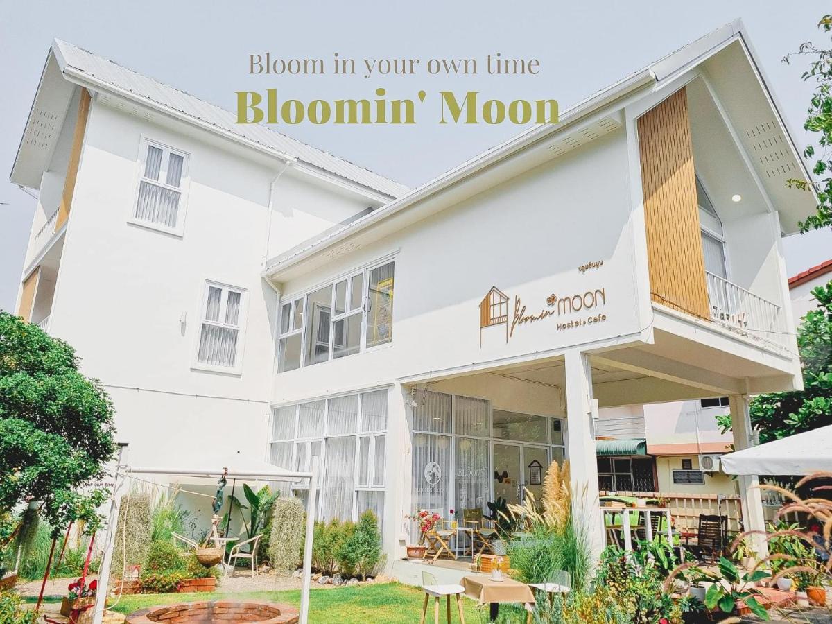 Bloomin' Moon Hostel & Cafe, Chiang Mai Old Town Екстериор снимка